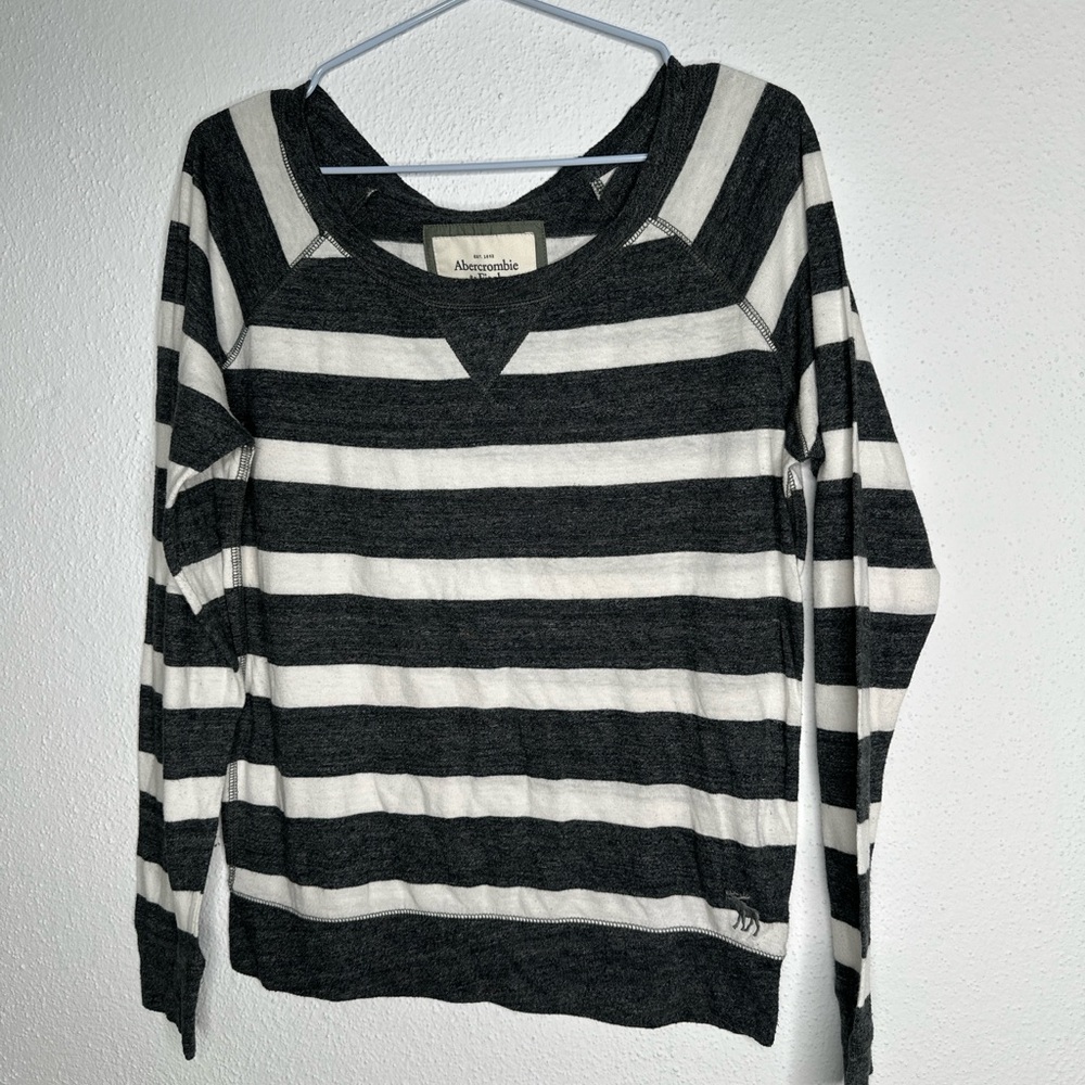 Abercrombie & Fitch Women's gray and white Striped Sweater